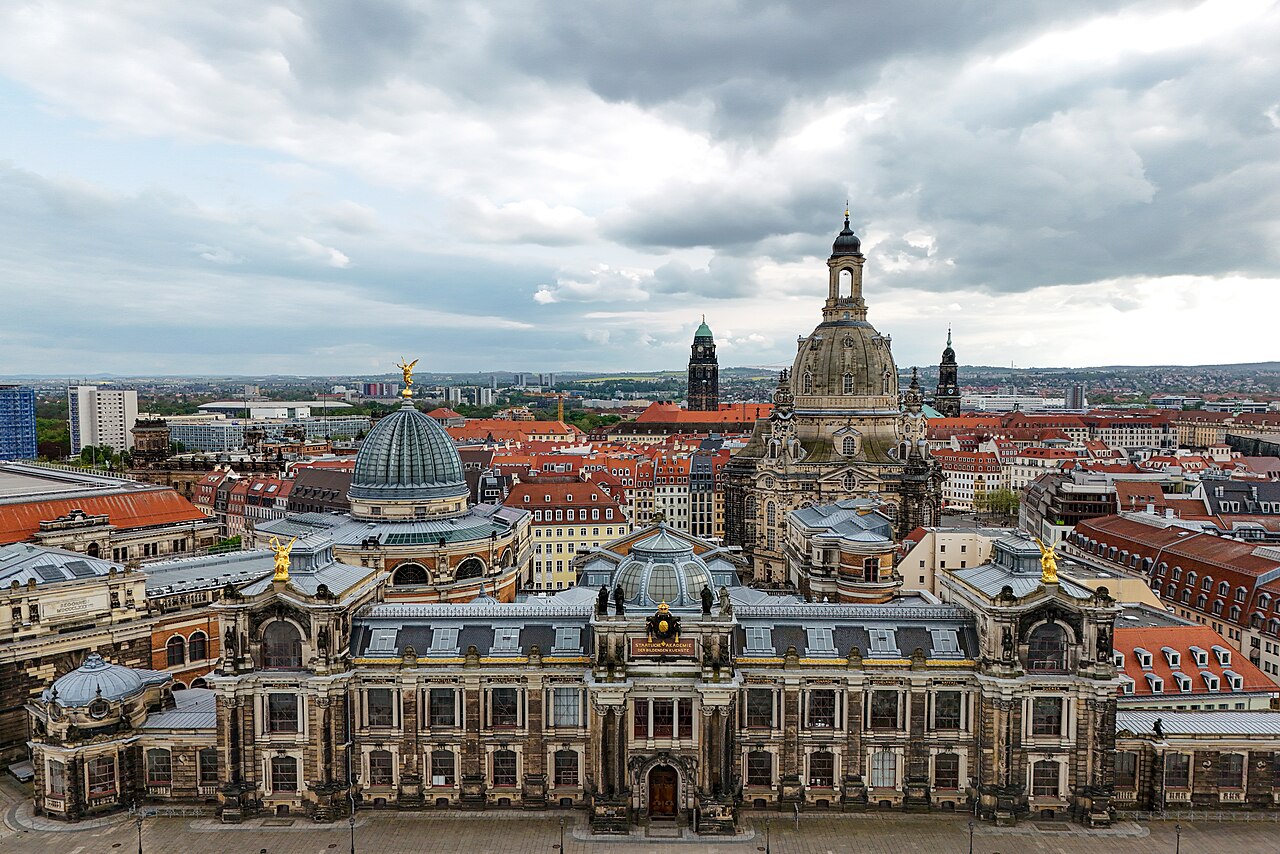 Luftbild der Dresdner Altstadt an der Elbe mit Frauenkirche und Brühlscher Terrasse
