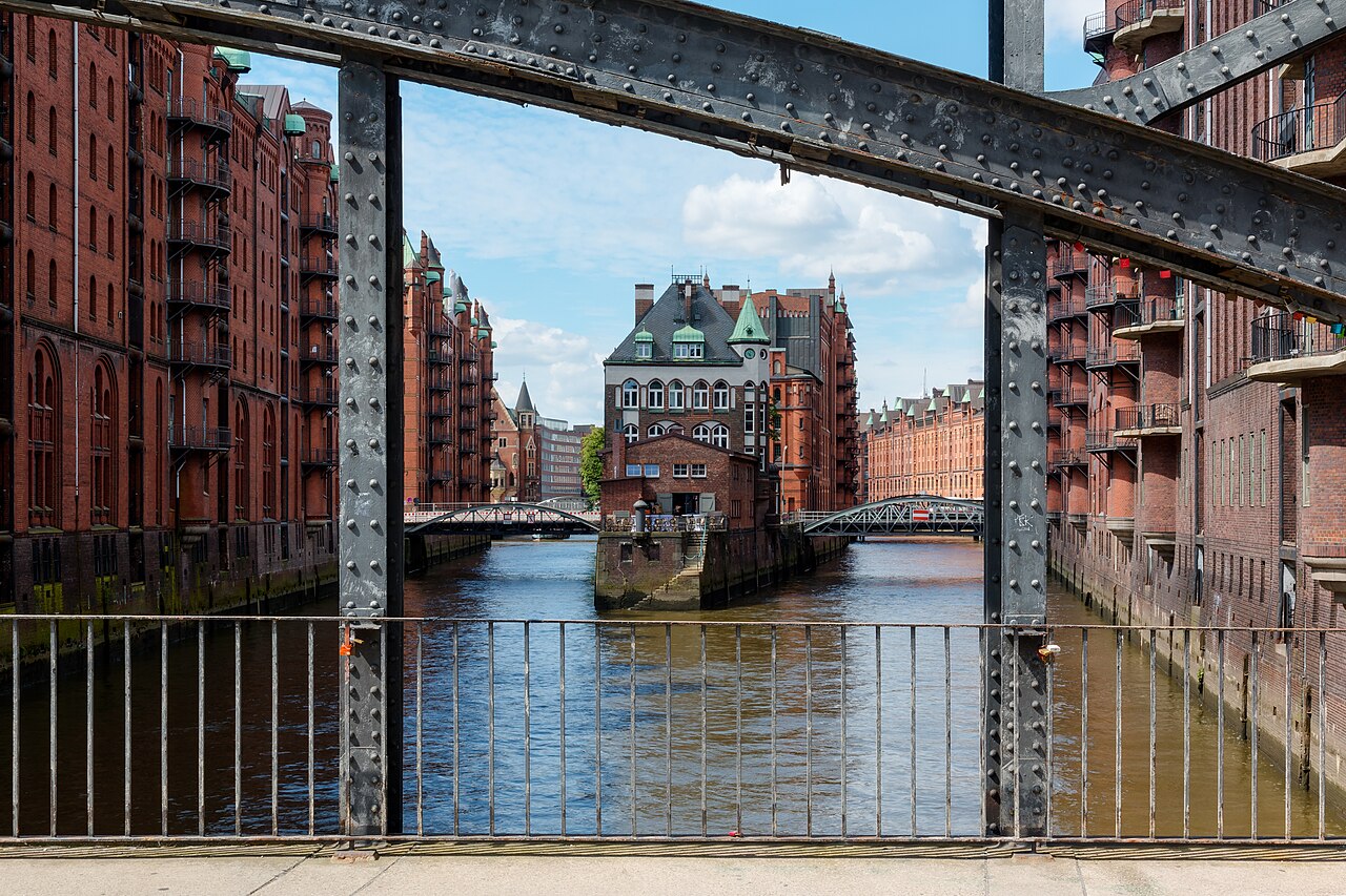 Das Wasserschloss in der Hamburger Speicherstadt mit Backsteingebäuden und Wasserkanälen