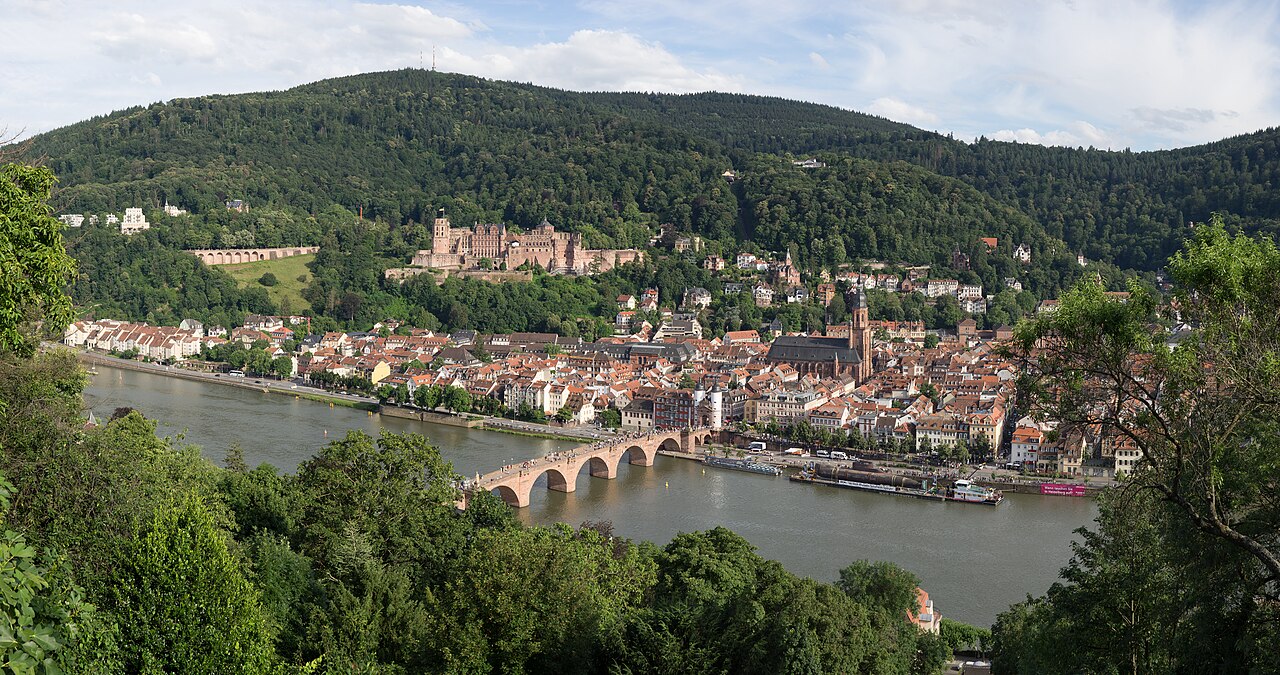 Blick vom Königstuhl auf das Heidelberger Schloss und die Altstadt am Neckar