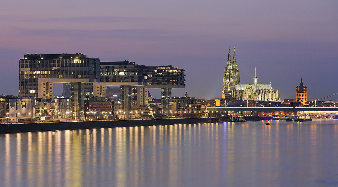 Die Kranhäuser im Kölner Rheinauhafen am Rheinufer