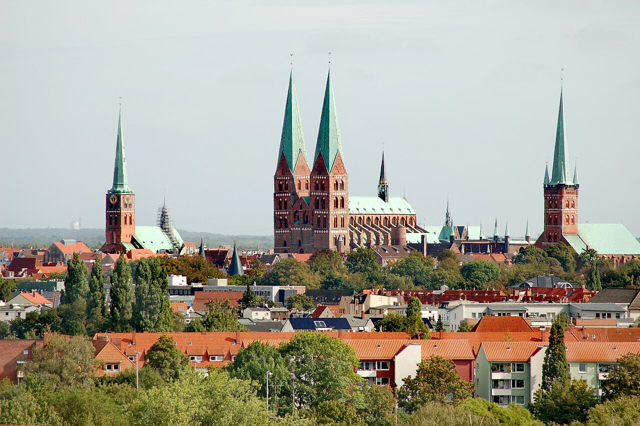 Blick über die Lübecker Altstadtinsel mit ihren Kirchtürmen