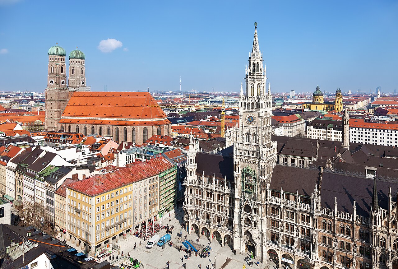 Blick auf die Münchner Skyline mit Frauenkirche und Theatinerkirche