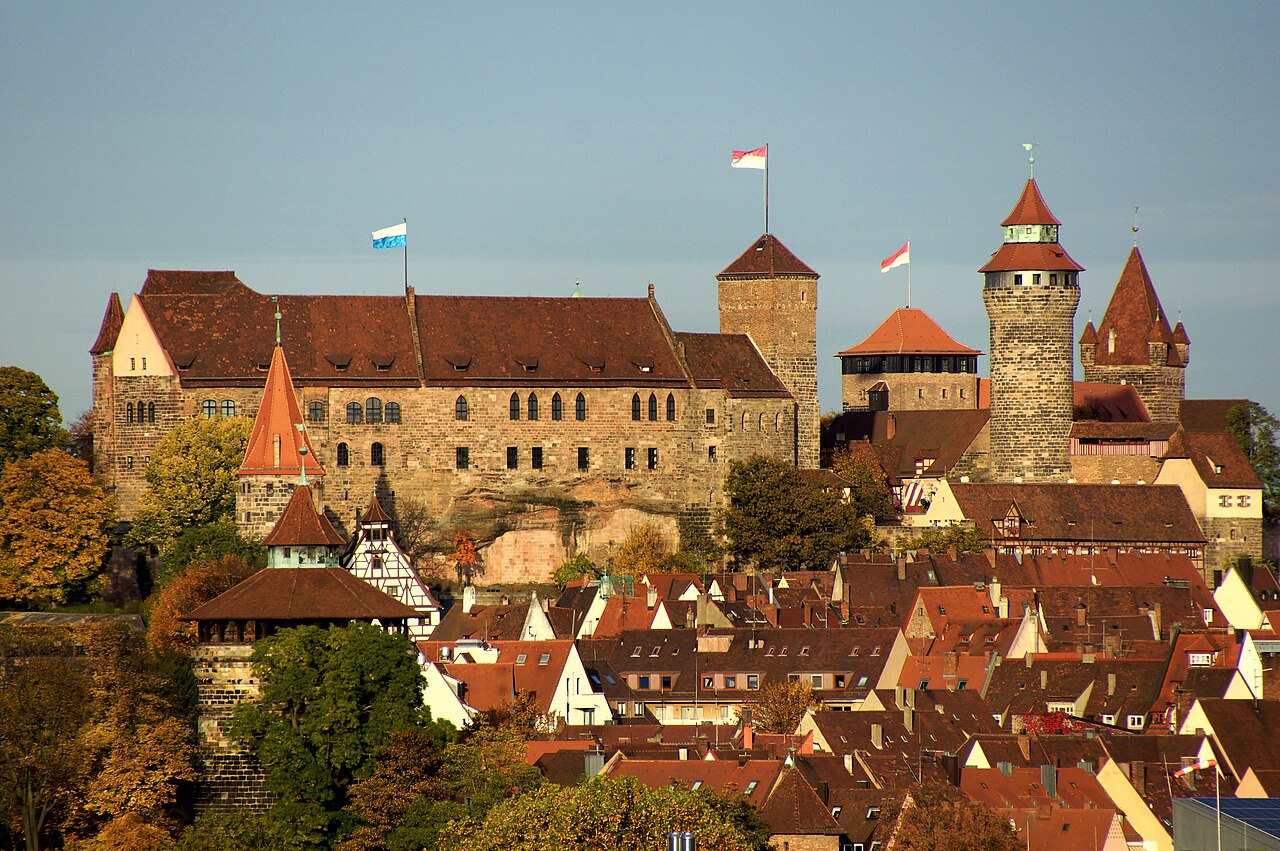 Die Nürnberger Kaiserburg über den Dächern der Altstadt im Herbst