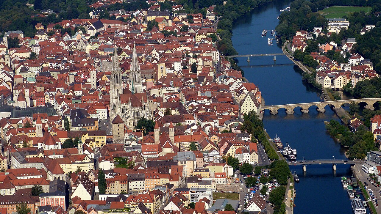 Blick über die Regensburger Altstadt mit Dom und Steinerner Brücke an der Donau