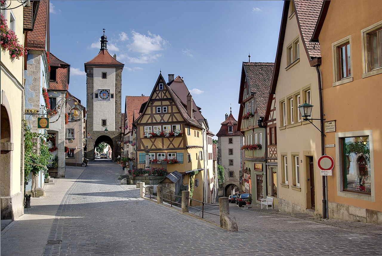 Gasse mit Fachwerkhäusern in der Rothenburger Altstadt