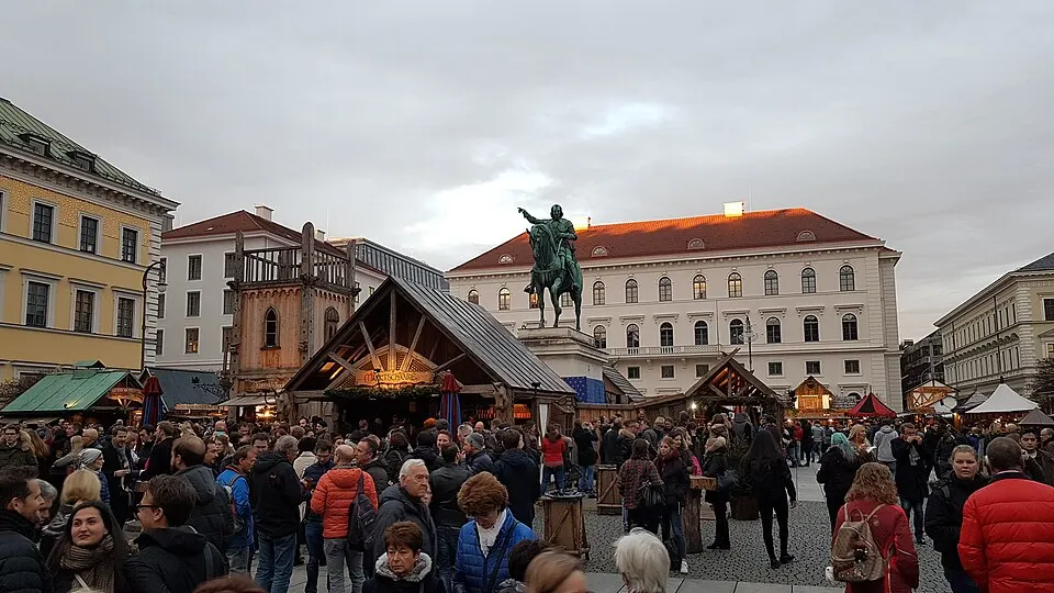 Mittelalterlicher Weihnachtsmarkt am Wittelsbacherplatz, Wittelsbacherplatz, Brienner Straße