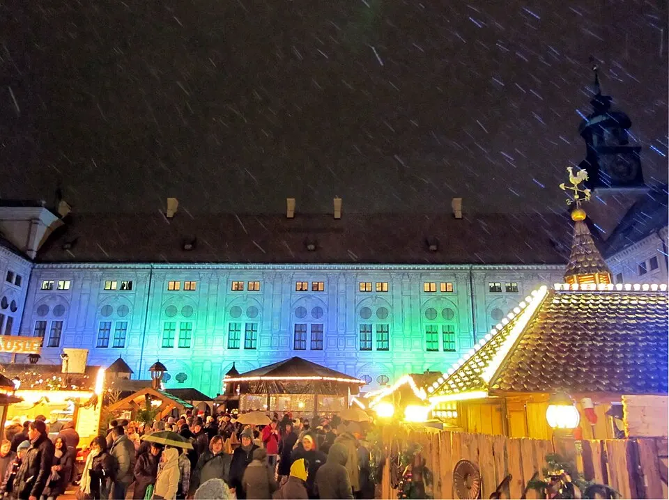 Weihnachtsdorf im Kaiserhof der Residenz, Kaiserhof der Residenz, Eingang Residenzstraße